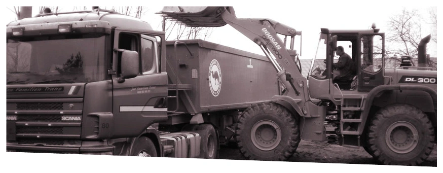Ładowarka Doosan DL-300 przy załadunku wywrotki JFT